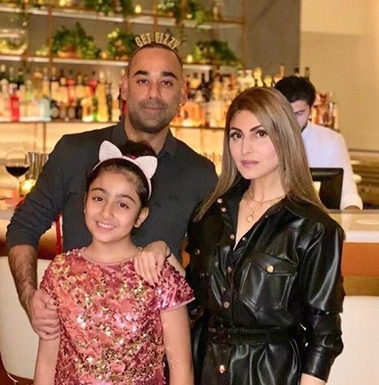 Bharat Sahni with his wife Riddhima Kapoor and daughter Samara Sahni