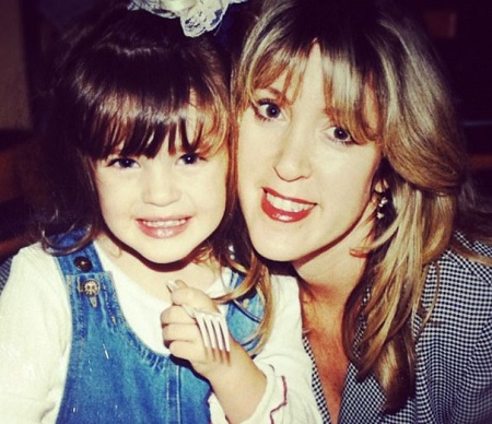 Dana Melanie as a toddler with her mother