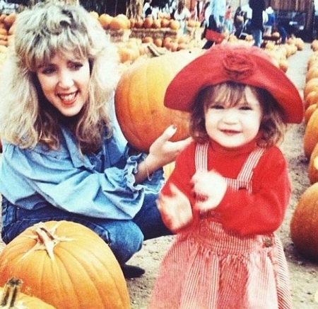 Dana Melanie childhood picture with her mom