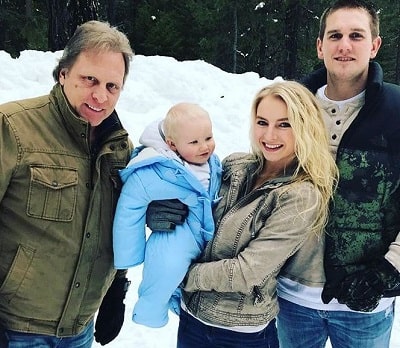 Mandy Hansen along with her father Sig Hansen and nephew