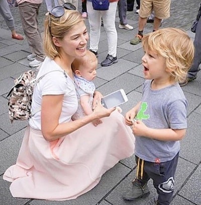 Robie Uniackes partner Rosamund Pike with their children