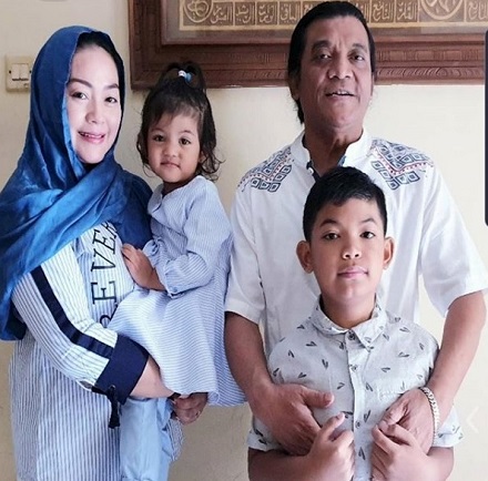 Yan Vellia with his husband Didi Kempot and children